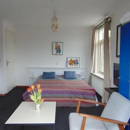 Flore, Studio's Bergen aan Zee