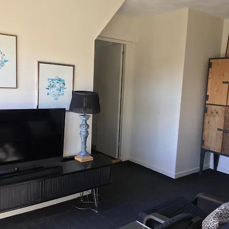 Flore, Studio's Apartment