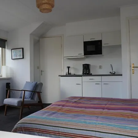 Flore, Studio's Apartment