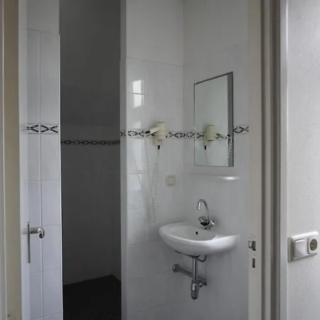 Flore, Studio's Lejlighed *