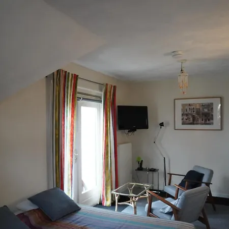 Flore, Studio's Apartment