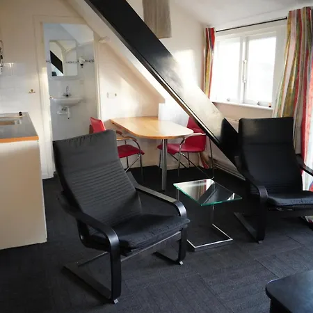 Flore, Studio's Lejlighed *