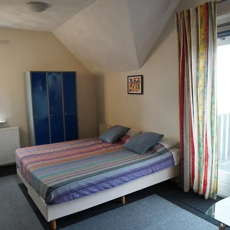 Flore, Studio's Bergen aan Zee