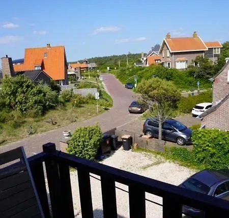 Flore, Studio's Lägenhet