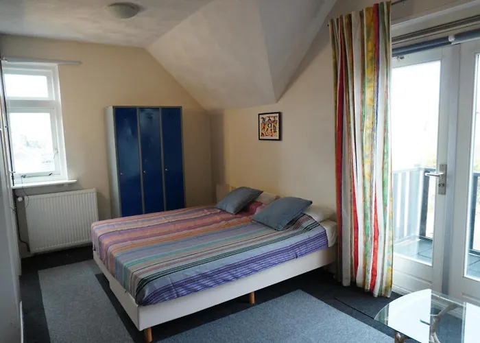 Flore, Studio's Bergen aan Zee